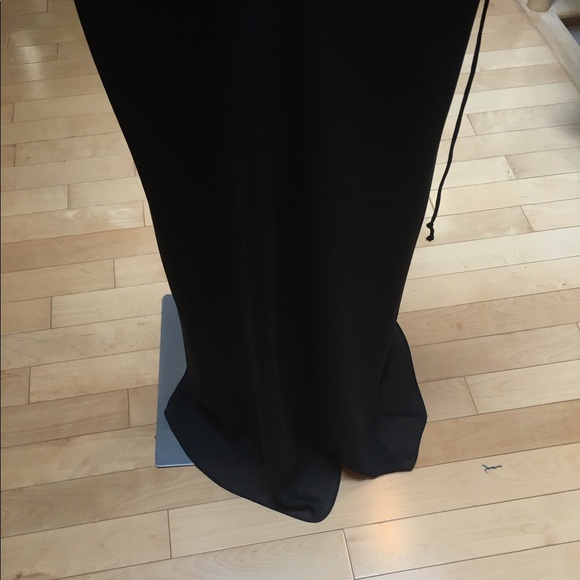Black gown size 12 - Picture 13 of 15